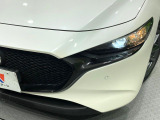 【LEDヘッドライト】悪天候や夜間走行時も良好な視界を確保し安心して運転できる高輝度LEDヘッドライトを装備!点灯速度が早く、消費電力も抑えられています。