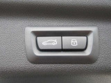 電動リアゲート装備です。バンパー下でのキックスイッチも装備されております。