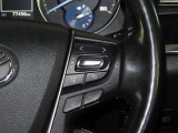 ステアリングスイッチ付きで、運転中に視線を前に向けたまま操作できます。