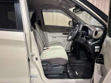 【フロントシート】ベンチシートで車内広々・移動ラクラク☆