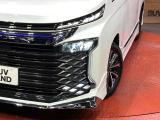 【LEDヘッドライト】悪天候や夜間走行時も良好な視界を確保し安心して運転できる高輝度LEDヘッドライトを装備!点灯速度が早く、消費電力も抑えられています。