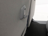 助手席シートバック荷物フック。手荷物をサッとかけたり、車内の置き傘やボックスティッシュの吊るし収納としても便利にお使いいただけます。