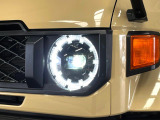 【LEDヘッドライト】悪天候や夜間走行時も良好な視界を確保し安心して運転できる高輝度LEDヘッドライトを装備!点灯速度が早く、消費電力も抑えられています。