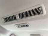 リアシーリングファンも付いておりますので、車内の空気の循環にも役立ちます。