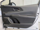 運転席ドア内張はご覧の通り。ドアポケットの収納もバッチリです
