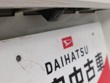 このお車はバックカメラが付いています。ナビをつければ連動できます。バックの操作が楽になります。