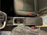 運転席と助手席の間のセンターコンソールにカップホルダー2つあります(^^♪