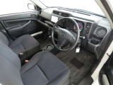 シンプルで使いやすいデザインの運転席です。