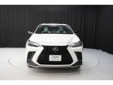 エクステリアは、一目でLEXUSとわかるスピンドルグリルを起点に、人が乗るキャビンの前後を大胆に絞り込んだ菱形のボディと力強く張り出したホイールフレアを融合させ、タイヤの存在を強調しています。