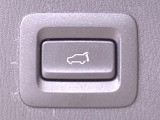 【パワーバックドア】スマートキーや運転席のボタンを押すだけでリアゲートが自動で開閉します!荷物を持っている時や、高い位置にあるバックドアを閉める際に便利な機能です♪