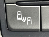 【ブラインドスポットモニタリング】走行中、ドアミラーの死角になりやすい箇所に後続車が接近するとサイドミラー付近に警告を表示、ドライバーに注意喚起をしてくれます。