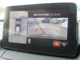車両の前後左右にある4つのカメラを合成することで、まるでご自身のクルマを空から見ているような俯瞰での映像を映し出してくれます。バック時ももちろんのこと、前進時に視界の悪い交差点でも役に立ちますね。