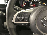 ステアリングスイッチ付きで、運転中に視線を前に向けたまま操作できます。