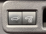 【パワーバックドア】スマートキーや運転席のボタンを押すだけでリアゲートが自動で開閉します!荷物を持っている時や、高い位置にあるバックドアを閉める際に便利な機能です♪