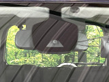 【エマージェンシーブレーキ】走行中に前方の車両等を認識し、衝突しそうな時は警報とブレーキで衝突回避と被害軽減をアシスト。より安全にドライブをお楽しみいただけます。
