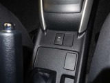 雪道モードに切り替え出来るトラクションモードオフスイッチがあります。横には、12vソケットがございますので、USB変換器にて、スマホ等の充電が可能になります。