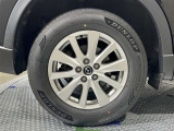 タイヤサイズは225/65R17で純正アルミホイールを装着しております!