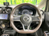 【純正革巻きステアリング】上質な革を使用することで、手にしっかり馴染みとても運転しやすいハンドルです♪