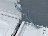 リヤゲートを水平に保ち、長尺物の積み降ろしをサポートする【リヤゲートチェーン】