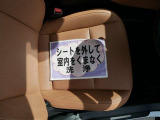室内外はもちろん、シートを外してニオイの元となるフロアカーペットまで消臭・除菌を実施。中古車を気持ちよくお乗りいただけるクリーニングサービスです。詳細は販売店スタッフまでおたずねください。