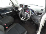 シンプルで使いやすいデザインの運転席です。