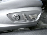 運転席のシート調整を電動で調整できます。無段階調整なので、どなたにもピッタリの調整が可能です。