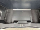 トランクスペース下の小物入れ