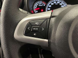 ステアリングスイッチ付きで、運転中に視線を前に向けたまま操作できます。
