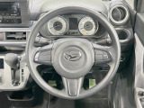 インテリアに合わせたデザインのステアリングは、運転される方のことも考え、運転しやすい形状、大きさです。是非一度、実際に触ってお確かめください。