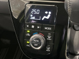 【オートエアコン】一度お好みの温度に設定すれば、車内の温度を検知し風量や温度を自動で調整。暑い&hellip;寒い&hellip;と何度もスイッチ操作をする必要はありません。快適な車内空間には必須の機能ですね♪