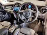 MINIの内装はとにかく『円』に拘ったデザインコンセプトが一目で伝わってきます。これほど円形に拘った車は他に御座いません。伝統のデザイン、トグルスイッチなど遊び心のある内装で御座います。