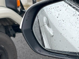 【ブラインドスポットモニター】走行中、ドアミラーの死角になりやすい箇所に後続車が接近するとサイドミラーのレンズに警告を表示!ドライバーに注意喚起をしてくれます。