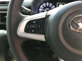ステアリングスイッチでハンドルから手を離さなくても、音量やチャンネルなどの調整ができて安全です。