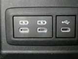 充電用USB端子付き。スマートフォンなどの充電に便利です。