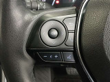 ステアリングには運転中でも簡単に操作できる各種スイッチついてます