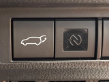 【パワーバックドア】スマートキーや運転席のボタンを押すだけでリアゲートが自動で開閉します!荷物を持っている時や、高い位置にあるバックドアを閉める際に便利な機能です♪