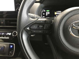 ステアリングスイッチでハンドルから手を離さなくても、音量やチャンネルなどの調整ができて安全です。