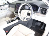 適度な包まれ感がありながらも見晴らしの良いインテリア 大型センターディスプレイは運転席側に向けられており、操作感や視認性も良好です