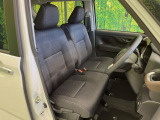 運転席まわりには十分なスペースがあり、大柄な方でもゆったり運転していただける環境です。