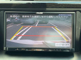 【バックモニター】後方の障害物や歩行者を確認できるバックモニター。狭い駐車場や混雑した場所でも安心して車を操作できます。