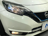 【LEDヘッドライト】悪天候や夜間走行時も良好な視界を確保し安心して運転できる高輝度LEDヘッドライトを装備!点灯速度が早く、消費電力も抑えられています。