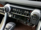 ■当店にはサービス工場も併設しておりますので、タイヤ交換から車検整備までプロのメカニックがしっかりと整備いたします!明るく開放的な店内には、キッズスペースも完備!家族の皆様でご来店下さい!