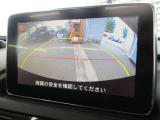 カラーで後方映像をモニターに映し出してくれるので、ショッピングモールのような狭い駐車場であったとしても障害物を見つけ、楽々駐車することができますね。