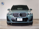 【BMWの伝統】BMWの特徴的な&ldquo;キドニーグリル&rdquo;は、80年以上続く伝統の形でございます。変わらないこだわりのデザインが、プレミアムブランド&ldquo;BMW&rdquo;を創り出します。