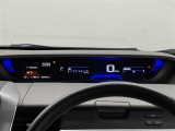 【メーターまわり】ドライバーから見やすい位置にあって安全運転に寄与します。マルチインフォメーションディスプレイでは、クルマに関する情報の確認はもちろん、各種安全機能・装備のON/OFFも設定可能。