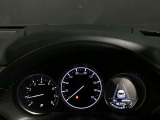 【アクティブ・ドライビング・ディスプレイ】フロントガラスにルートや車速などの情報を表示し、ドライバーの視線移動と、焦点調整の 時間をさらに短縮する事で、わき見のリスクを低減し ます。
