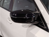 BMWのミラーは車種によって異なりますがレーンチェンジウォーニングが装備されております。詳しくは当店スタッフまでお問い合わせくださいませ。