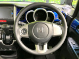 インテリアに合わせたデザインのステアリングは、運転される方のことも考え、運転しやすい形状、大きさです。是非一度、実際に触ってお確かめください。