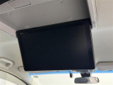 【11.6インチフリップダウンモニター】迫力の11.6インチ・純正後席フリップダウンモニターを装備。家族や仲間との長距離ドライブも、このモニターがあればさらに盛り上がりますね!