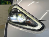 【LEDヘッドライト】悪天候や夜間走行時も良好な視界を確保し安心して運転できる高輝度LEDヘッドライトを装備!点灯速度が早く、消費電力も抑えられています。